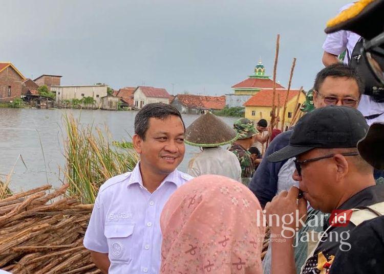 Wali Kota Pekalongan Tinjau Lokasi Tanggul Jebol dan Penanganan Warga Terdampak 25 Wali Kota Pekalongan, Achmad Afzan Arslan Djunaid (Aaf), meninjau langsung lokasi tanggul jebol di wilayah Pabean sambil melakukan koordinasi penanganan darurat bersama petugas dan warga setempat, Rabu sore, 8 Januari 2026. (Fahri Akbar/Lingkarjateng.id)