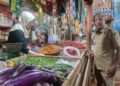 Analis Perdagangan Ahli Muda, Heri Purnomo memantau harga dan ketersediaan kebutuhan pokok di Pasar Kajen, Kabupaten Pekalongan, Selasa, 13 Januari 2026. (Fahri Akbar/Lingkarjateng.id)