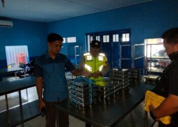 15 Siswa SDN Kedungwuni Pekalongan Dirawat Usai Diduga Keracunan MBG 28 Petugas kepolisian dan tenaga kesehatan memeriksa SPPG Sidodadi Kedungwuni Timur, usai belasan siswa diduga mengalami keracunan makanan dari program Makan Bergizi Gratis, Selasa, 13 Januari 2026. (Fahri Akbar/Lingkarjateng.id)