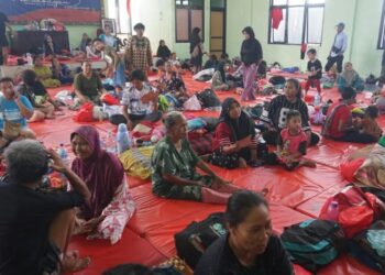 Suasana pengungsian warga terdampak banjir di Kota Pekalongan, Senin pagi, 19 Januari 2026. Hingga pukul 09.00 WIB, ribuan warga masih bertahan di lokasi pengungsian. (Fahri Akbar/Lingkarjateng.id)