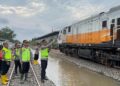 Kapolres Pekalongan AKBP Rachmad C. Yusuf bersama Kapolres Pekalongan Kota AKBP Riki Yariandi mengecek kondisi rel kereta api di wilayah Pekalongan usai banjir surut, Senin, 19 Januari 2026, guna memastikan jalur aman dilintasi. (Fahri Akbar/Lingkarjateng.id)