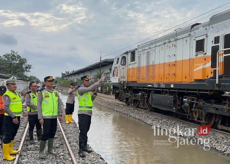 Rel Surut Pascabanjir, Jalur Kereta Api di Pekalongan Dipastikan Aman 25 Kapolres Pekalongan AKBP Rachmad C. Yusuf bersama Kapolres Pekalongan Kota AKBP Riki Yariandi mengecek kondisi rel kereta api di wilayah Pekalongan usai banjir surut, Senin, 19 Januari 2026, guna memastikan jalur aman dilintasi. (Fahri Akbar/Lingkarjateng.id)