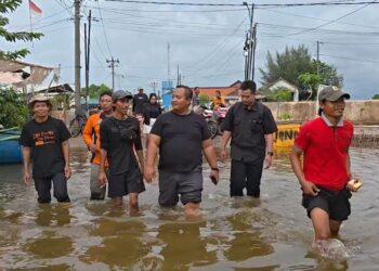 Anggota Komisi B DPRD Provinsi Jawa Tengah, Harun Abdul Khafizh (belakang tengah) meninjau langsung lokasi banjir di Desa Mulyorejo, Kecamatan Tirto, Kabupaten Pekalongan, Selasa, 20 Januari 2026, bersama tokoh masyarakat setempat guna melihat kondisi warga terdampak dan kebutuhan penanganan lanjutan. (Fahri Akbar/Lingkarjateng.id)
