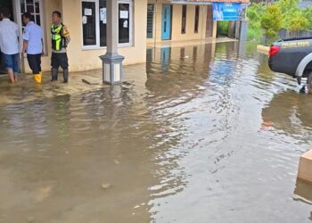 Suasana halaman Balai Desa Depok, Kecamatan Siwalan, Kabupaten Pekalongan, terendam banjir rob, Kamis, 22 Januari 2026. Banjir yang diperparah curah hujan tinggi tersebut mengakibatkan hampir 90 persen wilayah desa terdampak. (Fahri Akbar/Lingkarjateng.id)