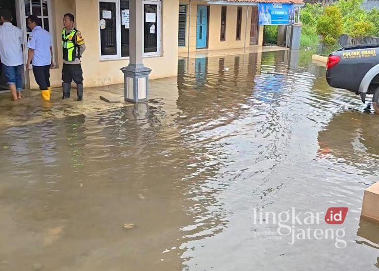 90 Persen Desa Depok Pekalongan Terdampak Banjir, Harapkan Bantuan Pompa Air 25 Suasana halaman Balai Desa Depok, Kecamatan Siwalan, Kabupaten Pekalongan, terendam banjir rob, Kamis, 22 Januari 2026. Banjir yang diperparah curah hujan tinggi tersebut mengakibatkan hampir 90 persen wilayah desa terdampak. (Fahri Akbar/Lingkarjateng.id)
