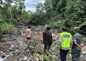 TPA Bojonglarang Pekalongan Longsor, Sampah Cemari Sungai dan Lahan Warga 25 Petugas Polsek Kajen bersama Forkopimcam dan Dinas Perkim mengecek aliran Sungai Kalikarang dan lahan perkebunan warga yang tercemar longsoran sampah dari TPA Bojonglarang, Kamis, 22 Januari 2026. (Fahri Akbar/Lingkarjateng.id)