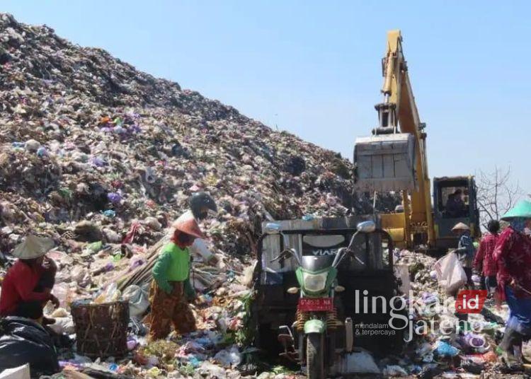 TPA Segera Ditutup, Pemkot Pekalongan Percepat Kerja Sama Pengelolaan Sampah 25 Sejumlah petugas dan masyarakat tampak beraktivitas di area pengelolaan sampah Tempat Pembuangan Akhir (TPA) Kota Pekalongan. (Fahri Akbar/Lingkarjateng.id)