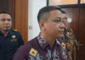 Pemkot Pekalongan Pastikan Tanggul Jebol di Tirto Tertangani, Imbau Warga Tetap Waspada 34 Wali Kota Pekalongan Achmad Afzan Arslan Djunaid memberikan keterangan kepada wartawan usai kegiatan Gempur Rokok Ilegal di Ruang Buketan Setda Kota Pekalongan, Kamis, 29 Januari 2026, terkait penanganan tanggul jebol dan potensi kenaikan air pasang. (Fahri Akbar/Lingkarjateng.id)