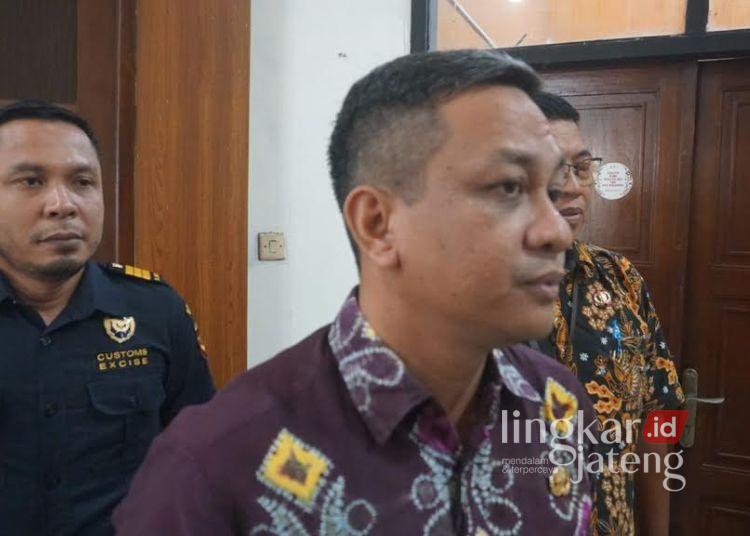 Pemkot Pekalongan Pastikan Tanggul Jebol di Tirto Tertangani, Imbau Warga Tetap Waspada 25 Wali Kota Pekalongan Achmad Afzan Arslan Djunaid memberikan keterangan kepada wartawan usai kegiatan Gempur Rokok Ilegal di Ruang Buketan Setda Kota Pekalongan, Kamis, 29 Januari 2026, terkait penanganan tanggul jebol dan potensi kenaikan air pasang. (Fahri Akbar/Lingkarjateng.id)