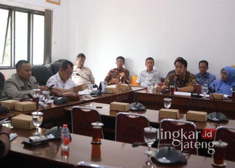 Penanganan Bencana, Banggar DPRD Pekalongan Soroti Logistik dan Infrastruktur 25 Suasana Rapat kerja Badan Anggaran DPRD Kabupaten Pekalongan bersama TAPD dan perangkat daerah membahas pengamanan anggaran penanggulangan bencana di Ruang Rapat DPRD, Jumat, 30 Januari 2026.(Fahri Akbar/Lingkarjateng.id)