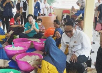 Plt Bupati Pati Risma Ardhi Chandra berbaur dengan warga di posko pengungsian banjir. (Lingkarnews Network)