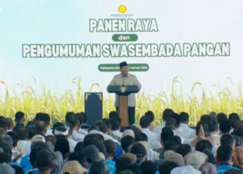 Presiden Prabowo Subianto memberikan pidato dalam kegiatan Panen Raya dan Pengumuman Swasembada Pangan di Karawang, Jawa Barat, Rabu, 7 Januari 2025. (Tangkapan Layar YouTube Sekretariat Presiden)