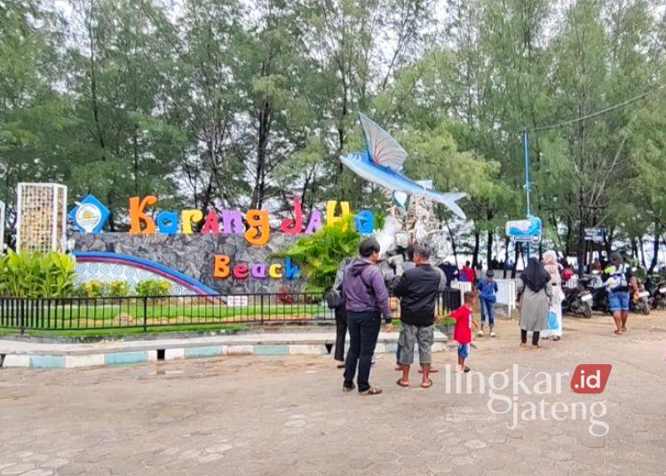 Libur Tahun Baru, Pantai Karangjahe Rembang Masih Jadi Wisata Favorit 25 Suasana Pantai Karangjahe Rembang yang dipadati wisatawan saat periode libur panjang tahun baru 2026. (Vicky Rio/Lingkarjateng.id)
