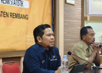 Kepala BPS Kabupaten Rembang, Jubaedi memberikan keterangan terkait inflasi di kota garam dalam Press Release Berita Resmi Statistik di Aula Kantor BPS Rembang, Senin, 5 Januari 2026. (Vicky Rio/Lingkarjateng.id)