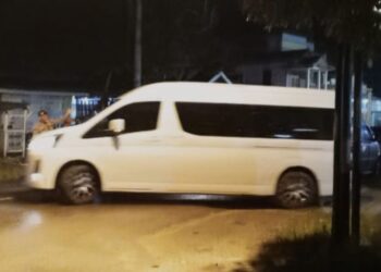Sebuah mobil Toyota Hiace yang diduga mengangkut dua camat dari Kabupaten Pati berangkat menuju Bandara Ahmad Yani Semarang usai menjalani pemeriksaan di Polsek Sumber, Rembang. (Dok. for Lingkarjateng.id)