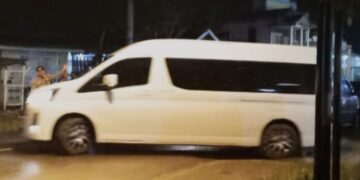 Sebuah mobil Toyota Hiace yang diduga mengangkut dua camat dari Kabupaten Pati berangkat menuju Bandara Ahmad Yani Semarang usai menjalani pemeriksaan di Polsek Sumber, Rembang. (Dok. for Lingkarjateng.id)