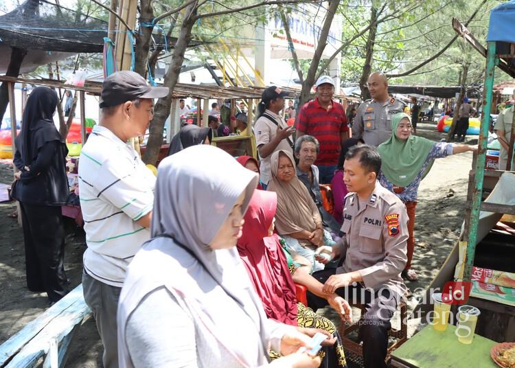 Kapolres Kendal Tinjau Pengamanan Libur Nataru di Pantai Ngebum 25 Kapolres Kendal, AKBP Hendry Susanto Sianipar, meninjau pengamanan libur Natal 2025 dan Tahun Baru 2026 (Nataru) di Pantai Ngebum, Desa Mororejo, Kecamatan Kaliwungu, Kabupaten Kendal, Jumat, 2 Januari 2026. (Humas Polres Kendal/Lingkarjateng.id)