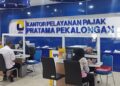 Petugas KPP Pratama Pekalongan memberikan pendampingan aktivasi Coretax kepada wajib pajak di layanan helpdesk, Rabu (14/1/2026). Foto : Fahri Akbar/Lingkar Jateng
