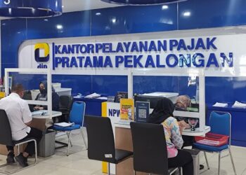 Petugas KPP Pratama Pekalongan memberikan pendampingan aktivasi Coretax kepada wajib pajak di layanan helpdesk, Rabu (14/1/2026). Foto : Fahri Akbar/Lingkar Jateng
