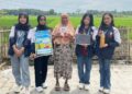 Mahasiswa Kuliah Kerja Nyata Tematik (KKN-T) Tim 36 Fakultas Teknik Program Studi Teknik Kimia Universitas Diponegoro menyerahkan produk E4 kepada warga di Desa Tangkisan, Kecamatan Bayan, Kabupaten Purworejo, Minggu, 18 Januari 2026. (Dok. Lingkarjateng.id)