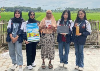 Mahasiswa Kuliah Kerja Nyata Tematik (KKN-T) Tim 36 Fakultas Teknik Program Studi Teknik Kimia Universitas Diponegoro menyerahkan produk E4 kepada warga di Desa Tangkisan, Kecamatan Bayan, Kabupaten Purworejo, Minggu, 18 Januari 2026. (Dok. Lingkarjateng.id)