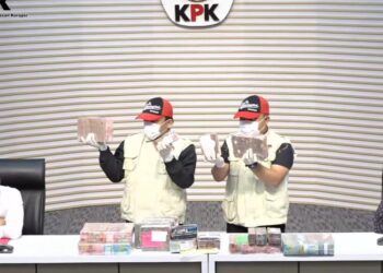 Tim penyidik KPK menunjukkan uang tunai Rp2,6 miliar dalam kasus dugaan pemerasan pengisian jabatan perangkat desa di Kabupaten Pati yang turut menjerat Bupati Pati Sudewo di Gedung Merah Putih KPK, Jakarta, Selasa malam, 20 Januari 2026. (Tangkapan layar YouTube KPK RI/Lingkarjateng.id)