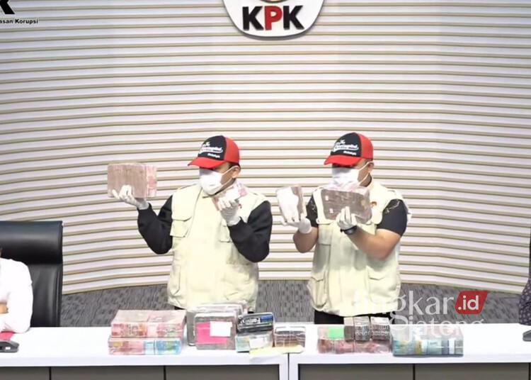 KPK: Tim Bupati Pati Sudewo Peras Calon Perades Kecamatan Jaken Rp2,6 Miliar 25 Tim penyidik KPK menunjukkan uang tunai Rp2,6 miliar dalam kasus dugaan pemerasan pengisian jabatan perangkat desa di Kabupaten Pati yang turut menjerat Bupati Pati Sudewo di Gedung Merah Putih KPK, Jakarta, Selasa malam, 20 Januari 2026. (Tangkapan layar YouTube KPK RI/Lingkarjateng.id)