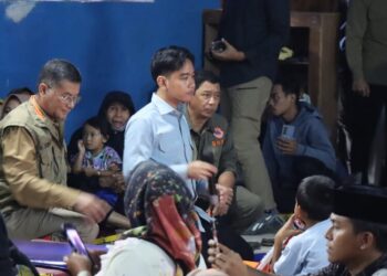 Respons Longsor Cisarua, Wapres Gibran Perintahkan Pemda Usut Alih Fungsi Lahan 26 Wakil Presiden Gibran Rakabuming Raka saat meninjau lokasi bencana longsor di Desa Pasirlangu, Kecamatan Cisarua, Bandung Barat, Jawa Barat, Minggu, 25 Januari 2026. (Lingkarjateng.id)