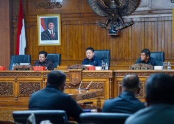 Ketua DPRD Kota Salatiga Dance Ishak Palit saat memimpin rapat di Ruang Bhineka Tunggal Ika, Jumat, 9 Januari 2026. (Dok.Prokompim Setda Salatiga/Lingkarjateng.id)