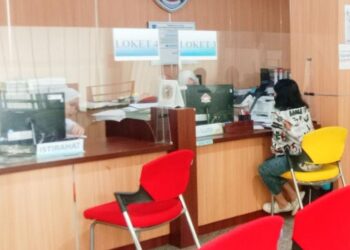 Seorang wajib pajak saat membayar PBB di Kantor BPKPD Salatiga, beberapa waktu lalu. (Angga Rosa/Lingkarjateng.id)