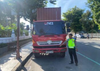 Petugas Satlantas Polres Salatiga menandai lokasi kejadian kecelakaan di simpang empat Randuacir, JLS, Kamis, 29 Januari 2026. (Dok.Humas Polres Salatiga/Lingkarjateng.id)