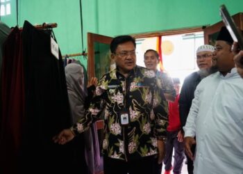 Wali Kota Salatiga Robby Hernawan melihat pakaian yang dijual di Pasar Sandang Murah yang digelar di Cebongan, Jumat, 30 Januari 2026. (Dok.Prokompim Setda Salatiga/Lingkarjateng.id)