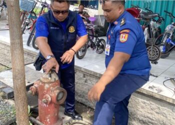 Petugas Damkar Kota Semarang melakukan pengecekan hidran di sejumlah titik Ibu Kota Jawa Tengah. (Dok. for Lingkarjateng.id)