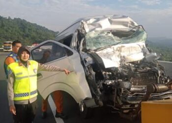 Kondisi kendaraan travel jenis Hiace tampak ringsek dibagian depan, usai menabrak truk crane (tronton) dari belakang di ruas Tol Semarang-Solo. (Dok. Polres Semarang/Lingkarjateng.id)