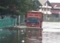 Banjir rob setinggi 80 cm yang menggenangi area akses utama menuju pelabuhan Tanjung Emas Semarang, Jawa Tengah. (Rizky Syahrul/Lingkarjateng.id)