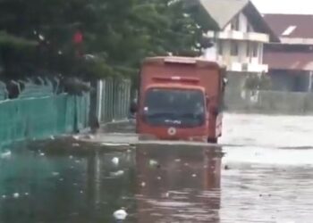 Fase Bulan Baru 19 Januari, BMKG Peringatkan Banjir Rob di Sejumlah Pesisir Indonesia 25 Banjir rob setinggi 80 cm yang menggenangi area akses utama menuju pelabuhan Tanjung Emas Semarang, Jawa Tengah. (Rizky Syahrul/Lingkarjateng.id)