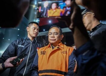 Penampilan Bupati Pati Sudewo di Gedung KPK: Berompi Oranye dan Ngaku Dikorbankan 31 Bupati Pati Sudewo memberikan keterangan di Gedung Merah Putih KPK, Jakarta, Selasa, 20 Januari 2026 setelah ditetapkan sebagai salah satu tersangka dalam kasus dugaan pemerasan jabatan. (Antara)