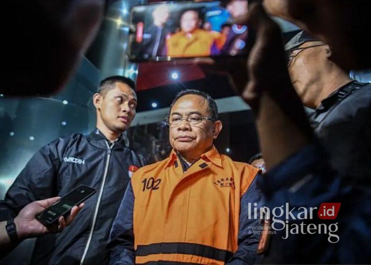 Penampilan Bupati Pati Sudewo di Gedung KPK: Berompi Oranye dan Ngaku Dikorbankan 25 Bupati Pati Sudewo memberikan keterangan di Gedung Merah Putih KPK, Jakarta, Selasa, 20 Januari 2026 setelah ditetapkan sebagai salah satu tersangka dalam kasus dugaan pemerasan jabatan. (Antara)