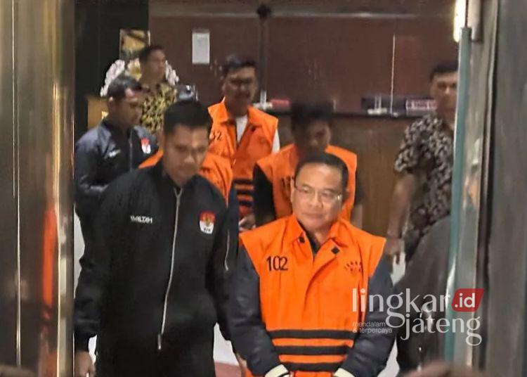 KPK: Sudewo Patok Tarif Perangkat Desa Rp125 Juta, Timnya Naikkan Jadi Rp225 Juta 25 Bupati Pati Sudewo (depan) berjalan menuju mobil tahanan setelah ditetapkan sebagai tersangka kasus dugaan pemerasan dalam pengisian jabatan perangkat desa, Selasa malam, 20 Januari 2026. (Antara)