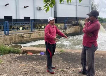 Wakil Ketua DPRD Kabupaten Pekalongan, H. Sumar Rosul, S.IP., M. AP.,  memantau langsung operasional rumah pompa di aliran Sungai Mrican–Sungai Sengkarang, Minggu, 18 Januari 2026, guna memastikan kesiapan listrik, BBM, dan operator dalam mempercepat penanganan banjir. (Fahri Akbar/Lingkarjateng.id)