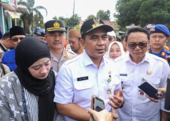 Wakil Gubernur Jawa Tengah Taj Yasin didampingi Plt Bupati Pati Risma Ardhi Chandra saat meninjau pengungsian banjir di Kabupaten Pati, Rabu, 21 Januari 2026. (Humas Pemprov Jateng/Lingkarjateng.id)