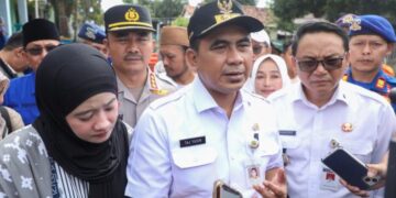 Wakil Gubernur Jawa Tengah Taj Yasin didampingi Plt Bupati Pati Risma Ardhi Chandra saat meninjau pengungsian banjir di Kabupaten Pati, Rabu, 21 Januari 2026. (Humas Pemprov Jateng/Lingkarjateng.id)