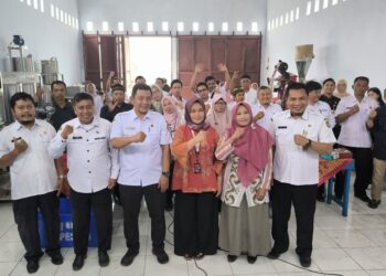 Asisten Deputi Ketahanan Desa dan Perdesaan, Suwatin saat kegiatan Monitoring dan Evaluasi (Monev) Program Kawasan Perdesaan Prioritas di Bumdesma Plasma Petik Sari Kecamatan Sukorejo dan Patean, pada Rabu 11 Februari 2026. Foto : Anik Kustiani / Lingkar Jateng