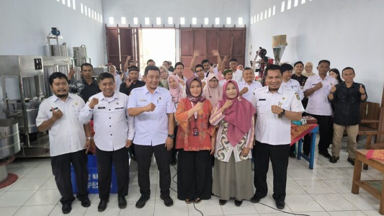 Asisten Deputi Ketahanan Desa dan Perdesaan, Suwatin saat kegiatan Monitoring dan Evaluasi (Monev) Program Kawasan Perdesaan Prioritas di Bumdesma Plasma Petik Sari Kecamatan Sukorejo dan Patean, pada Rabu 11 Februari 2026. Foto : Anik Kustiani / Lingkar Jateng