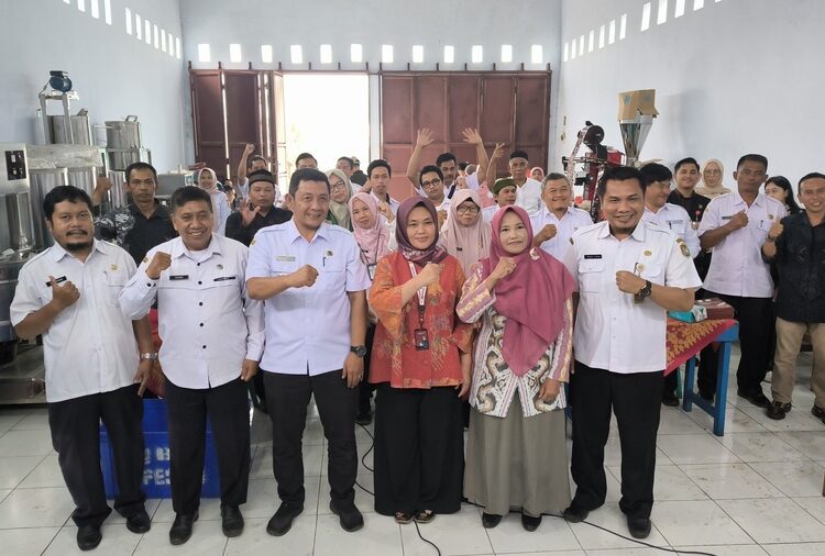 Asisten Deputi Ketahanan Desa dan Perdesaan, Suwatin saat kegiatan Monitoring dan Evaluasi (Monev) Program Kawasan Perdesaan Prioritas di Bumdesma Plasma Petik Sari Kecamatan Sukorejo dan Patean, pada Rabu 11 Februari 2026. Foto : Anik Kustiani / Lingkar Jateng