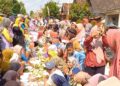 Ungkap Rasa Syukur, Warga menggelar syukuran tumpeng Usai Jalan Rusak Puluhan Tahun Kini Selesai Diperbaiki. Foto : Dok.hanafi/Lingkar