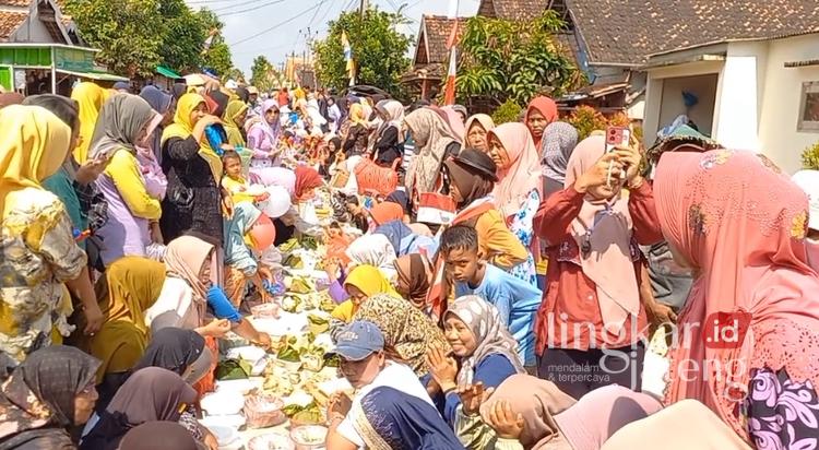 Senangnya Warga Desa Pilang Blora Miliki Jalan Mulus Usai Penantian Puluhan Tahun 25 Ungkap Rasa Syukur, Warga menggelar syukuran tumpeng Usai Jalan Rusak Puluhan Tahun Kini Selesai Diperbaiki. Foto : Dok.hanafi/Lingkar