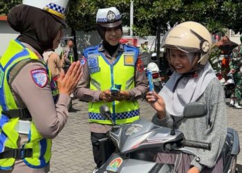 Operasi Keselamatan Candi 2026 : Satlantas Polres Grobogan Aksi Simpatik Bagi-bagi Cokelat