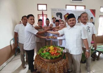 Ketua DPC Gerindra Grobogan Sugeng Prasetya saat memotong tumpeng pada perayaan HUT - 18 Gerindra, di kantor DPC Gerindra Grobogan, Sabtu(7/2). Foto : Ahmad Abror/LINGKAR
