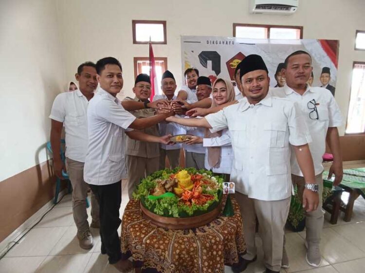 Ketua DPC Gerindra Grobogan Sugeng Prasetya saat memotong tumpeng pada perayaan HUT - 18 Gerindra, di kantor DPC Gerindra Grobogan, Sabtu(7/2). Foto : Ahmad Abror/LINGKAR